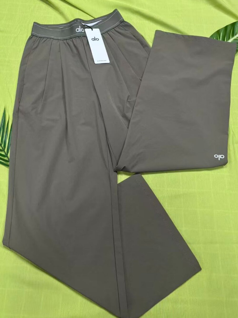 Alo Yoga Suit Up Trouser in Olive size XXS/XS(Regular fit)30-inch inseam🤍